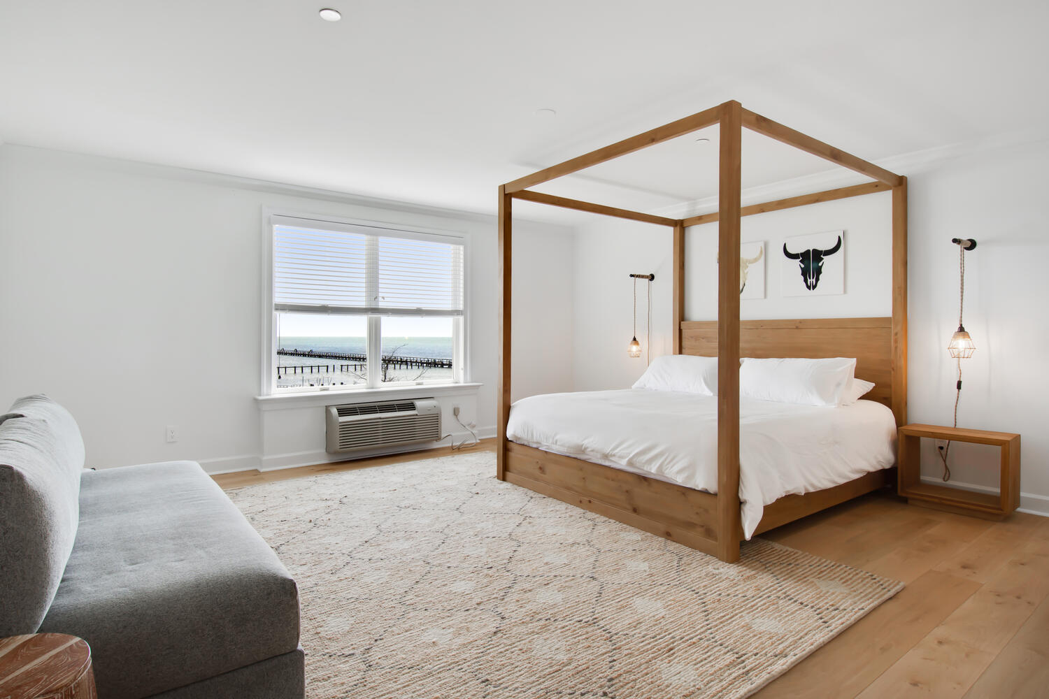 Room 11 — King · PullOut Full